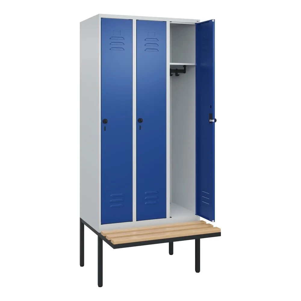 C+P Spind Classic PLUS, 3 Abteile, HxBxT 2.120 x 900 x 815 mm, für Vorhängeschloss, auskragende Bank aus Buche, lichtgrau, enzianblau