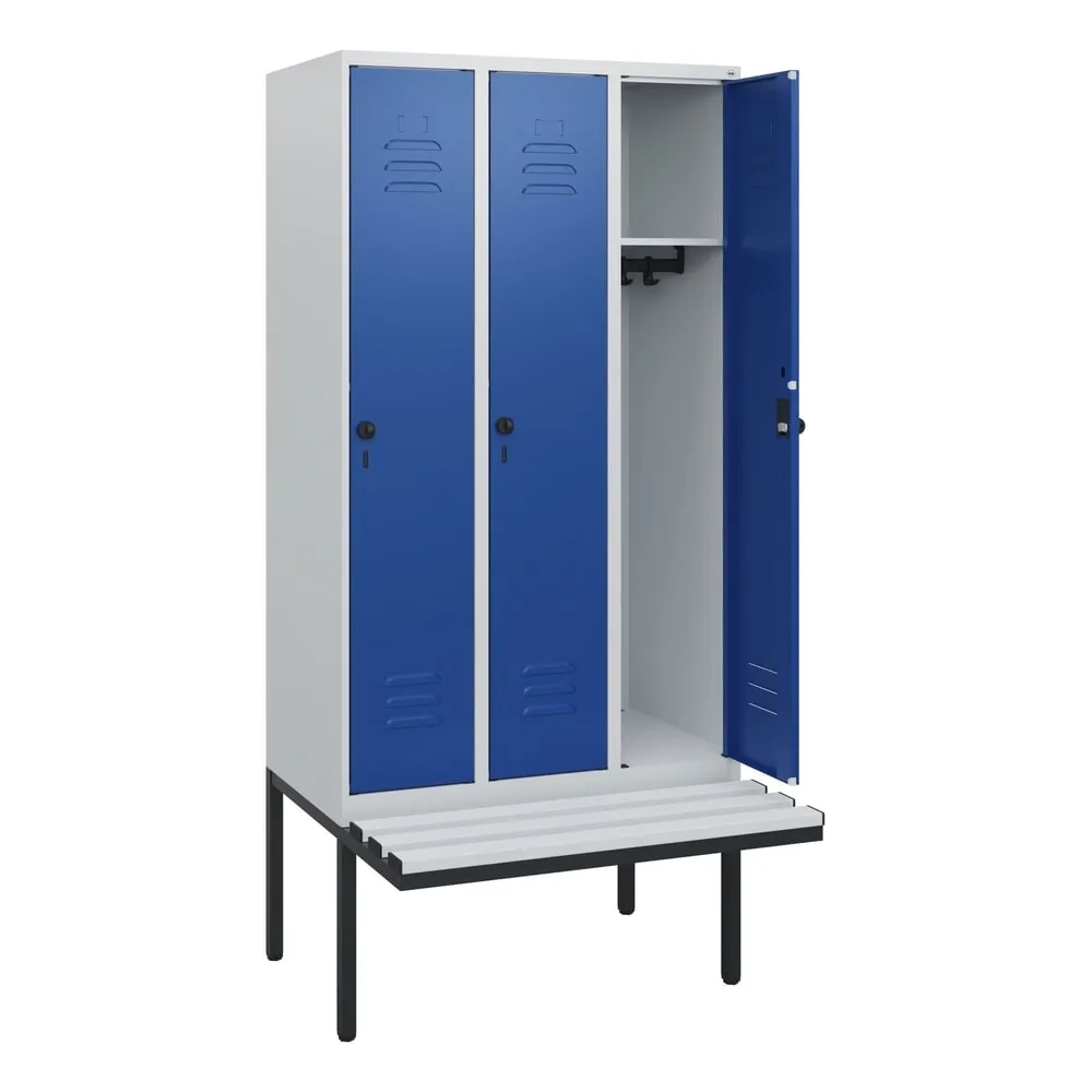 C+P Spind Classic PLUS, 3 Abteile, HxBxT 1.950 x 900 x 815 mm, für Vorhängeschloss, auskragende Bank aus Kunststoff, lichtgrau, enzianblau