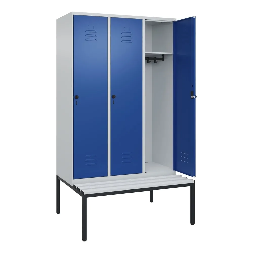 C+P Spind Classic PLUS, 3 Abteile, HxBxT 2.120 x 1.200 x 815 mm, für Vorhängeschloss, untergebaute Bank aus Kunststoff, lichtgrau, enzianblau