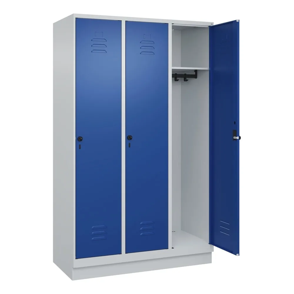 C+P Spind Classic PLUS, Sockel, 3 Abteile, HxBxT 1.950 x 1.200 x 500 mm, lichtgrau, enzianblau, für Vorhängeschloss, ohne Mitteltrennwand