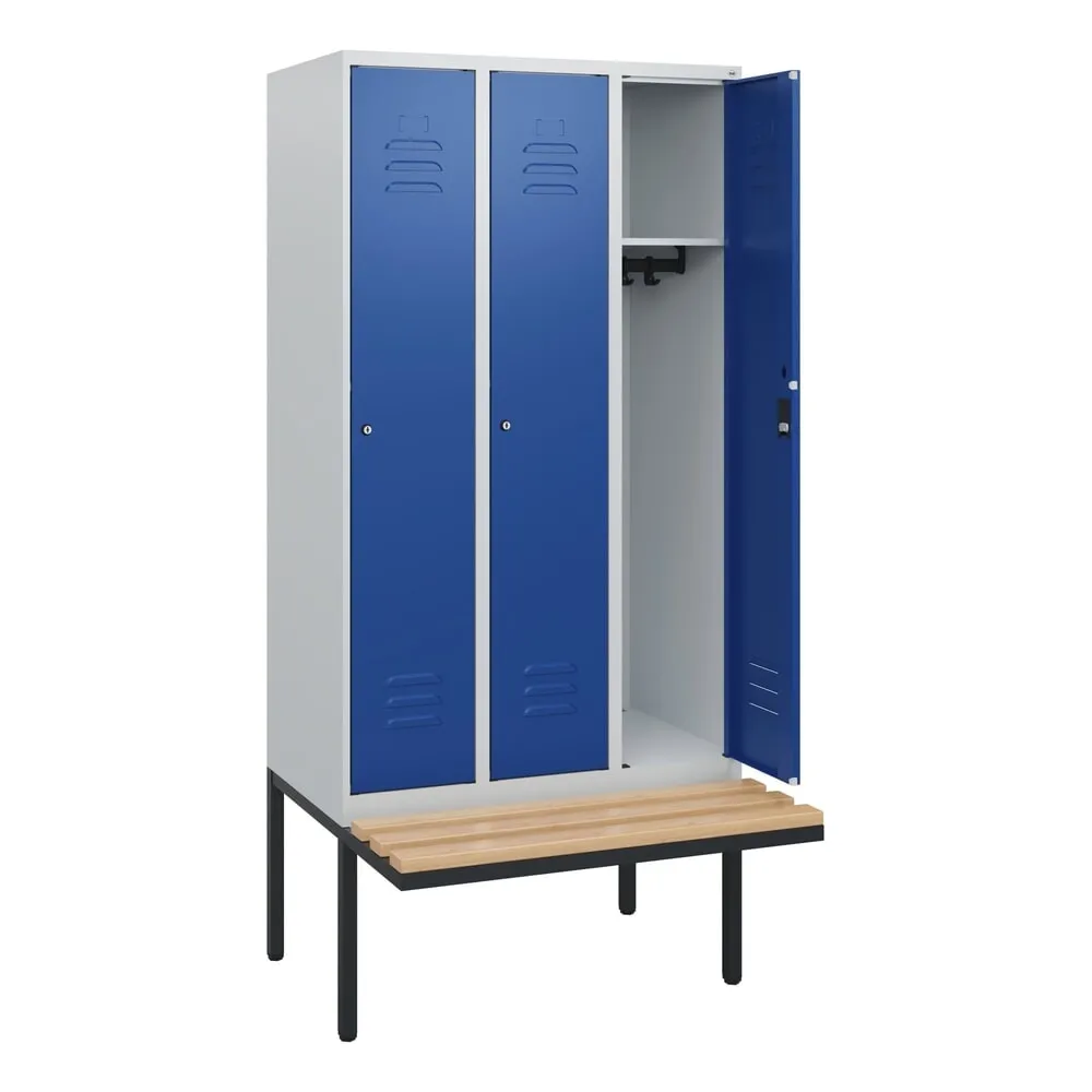 C+P Spind Classic PLUS, 3 Abteile, HxBxT 1.950 x 900 x 815 mm, Zylinderschloss, auskragende Bank aus Buche, lichtgrau, enzianblau