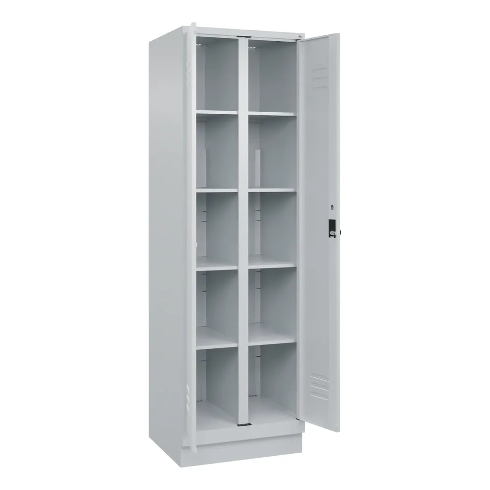 C+P Wäsche-Spind Classic PLUS, Sockel, 2 Abteile, HxBxT 1.950 x 600 x 500 mm, lichtgrau, lichtgrau, für Vorhängeschloss, mit Mitteltrennwand